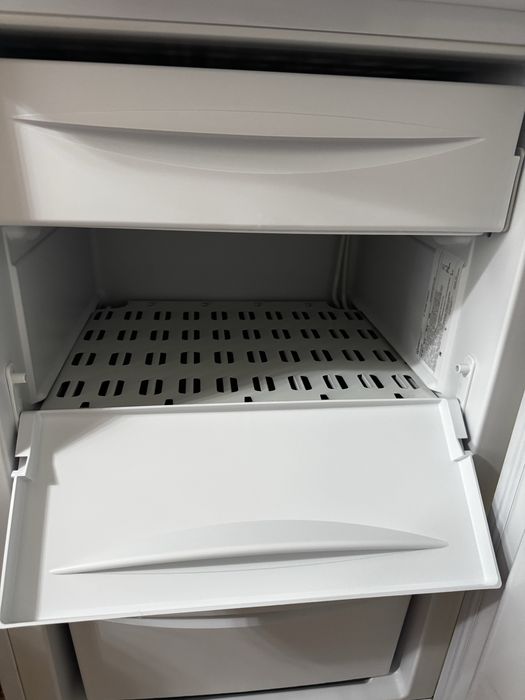 Продам морозильную камеру Indesit.