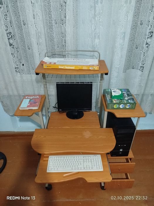 Компьютерный стол с надстройкой и полкой для системного блока !