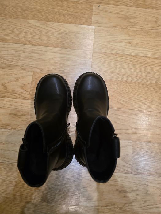 Черни боти със леко висока подметка