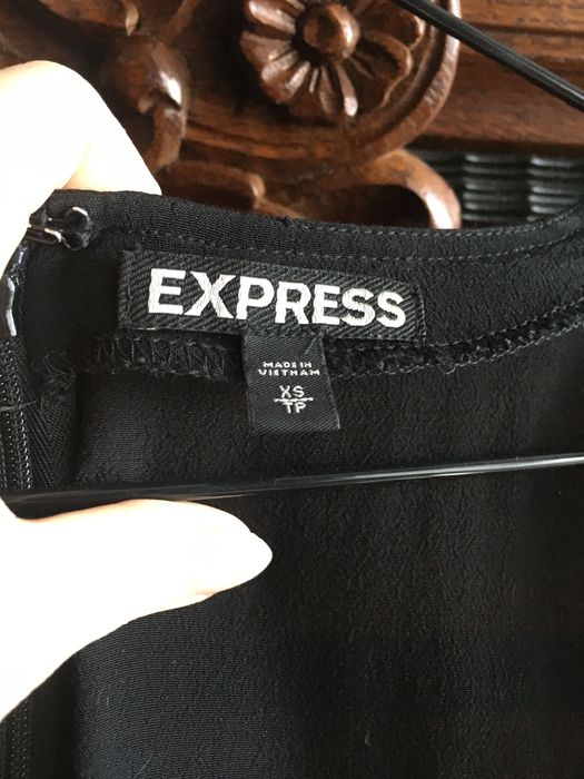 Малка черна рокля с къс ръкав на Express