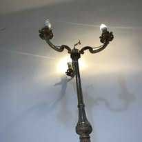 Veioza de podea din brobz