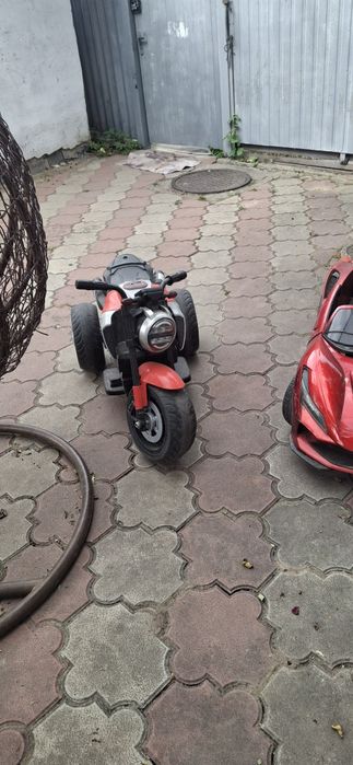 Продам две машинки детские рабочие.
