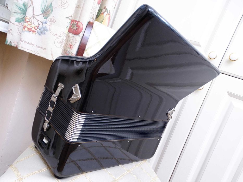 Много запазен стар акордеон Велтмайстер 60 баса