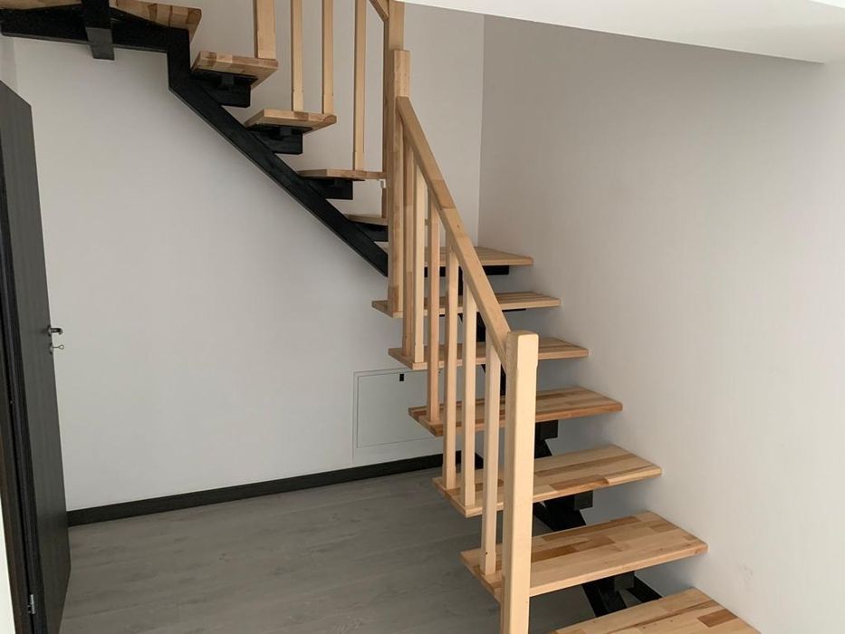 Scari metalice cu trepte din lemn