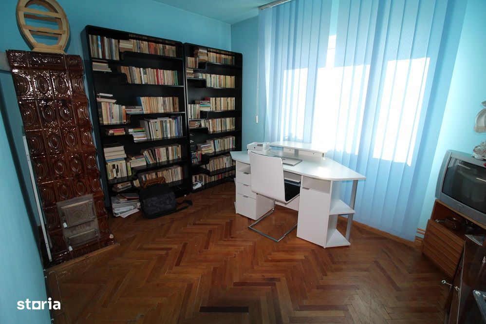 Vând casă P+E+Pod în Hațeg, teren 700 mp, garaj, filigorie...