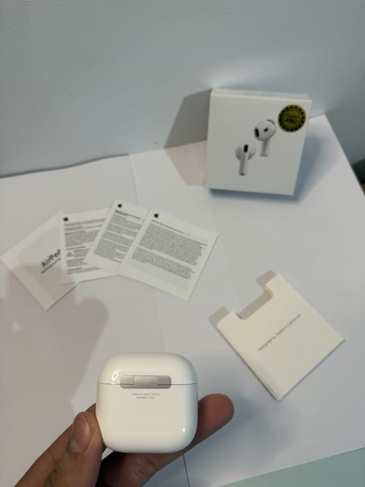 Air Pods 4 originale, cu noise cancelling si incarcare magsafe