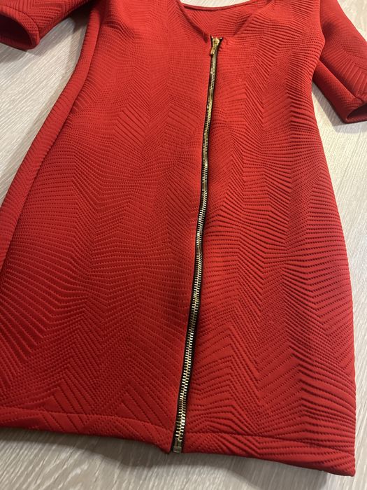 Червена рокля с изрязан гръб