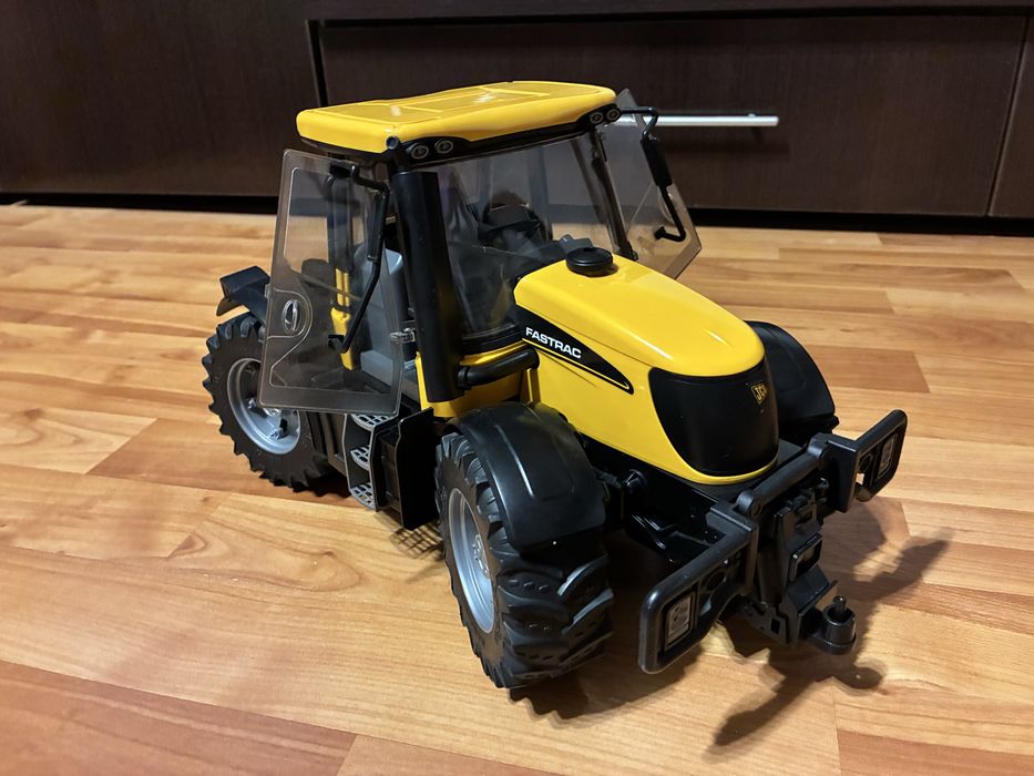 Tractor Bruder JCB Fastrac 3220 - Directie pe 4 Roti