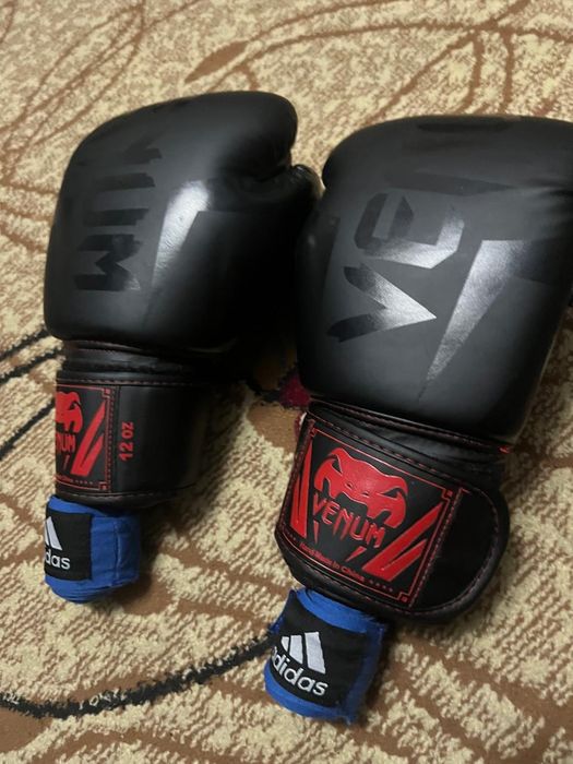 Продам боксерские перчатки  за 16 тыс есть торг