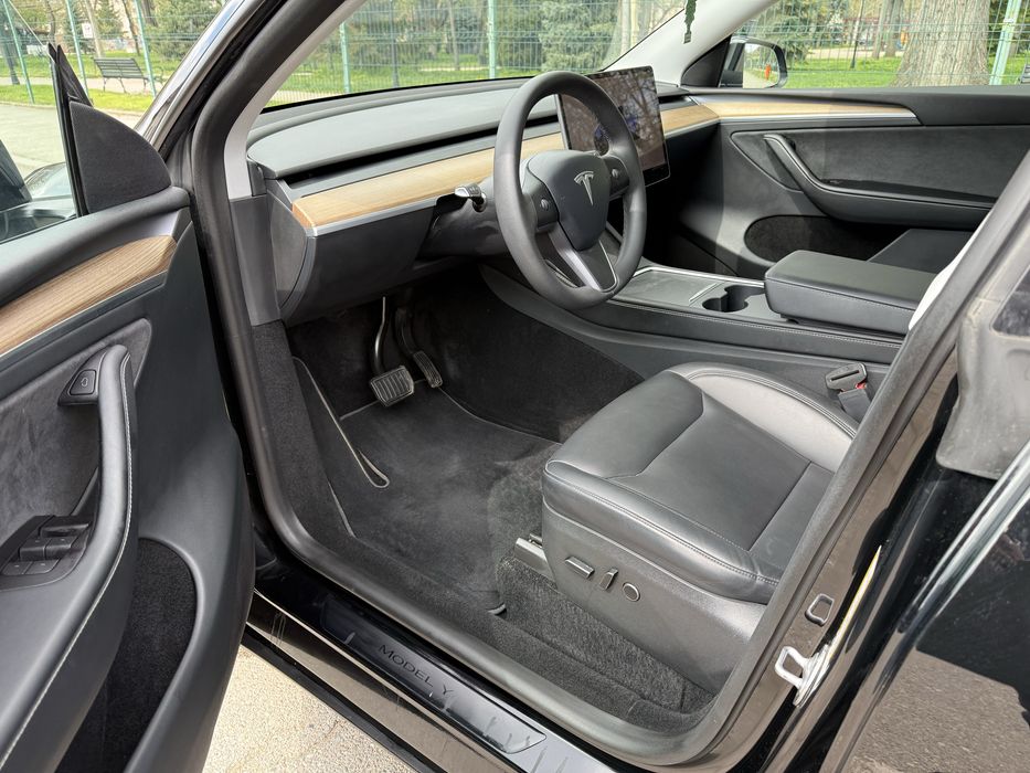 Tesla Y  2024 RWD