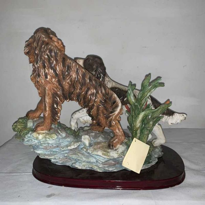 Statuie catei pe suport de lemn