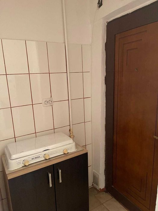 Garsoniera, etaj 1, Razboieni
