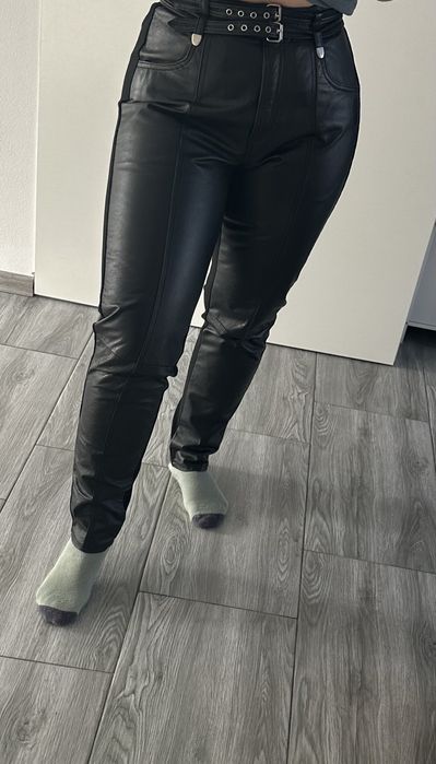 Pantaloni de piele noi
