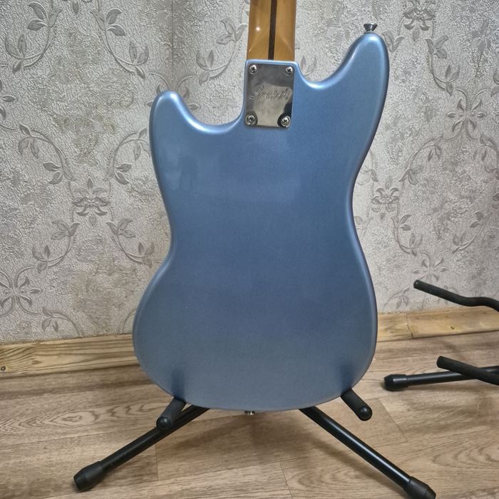 Электрогитара Squier Mustang почти фендер)