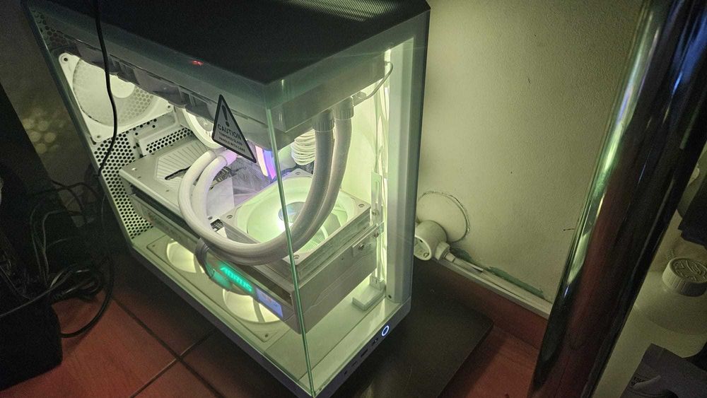 PC Gaming si AI White 7950X X670E 64GB NVME 1TB 5090 32GB NZXT