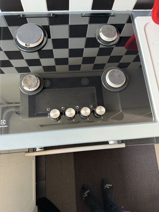 Plită pe gaz cu sticlă electrolux