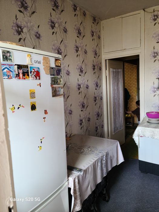 Kvartira sotiladi Navoi shahar 10 mkr Lamanosova 2** kv4 etaj 2 xonali