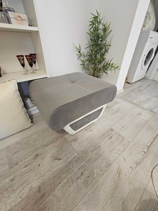 Vand canapea 3 locuri extensibilă si 2 tabureti