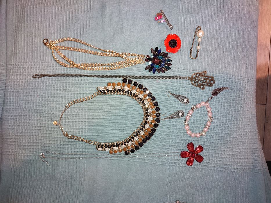 Set accesorii cu lantisoare , cercei si broșe noi