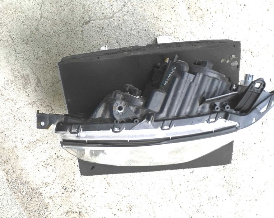 Оригинален фар Mitsubishi L200