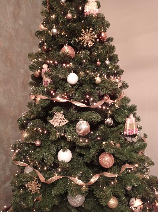 Brad artificial 210 cm cu podoabe deosebite