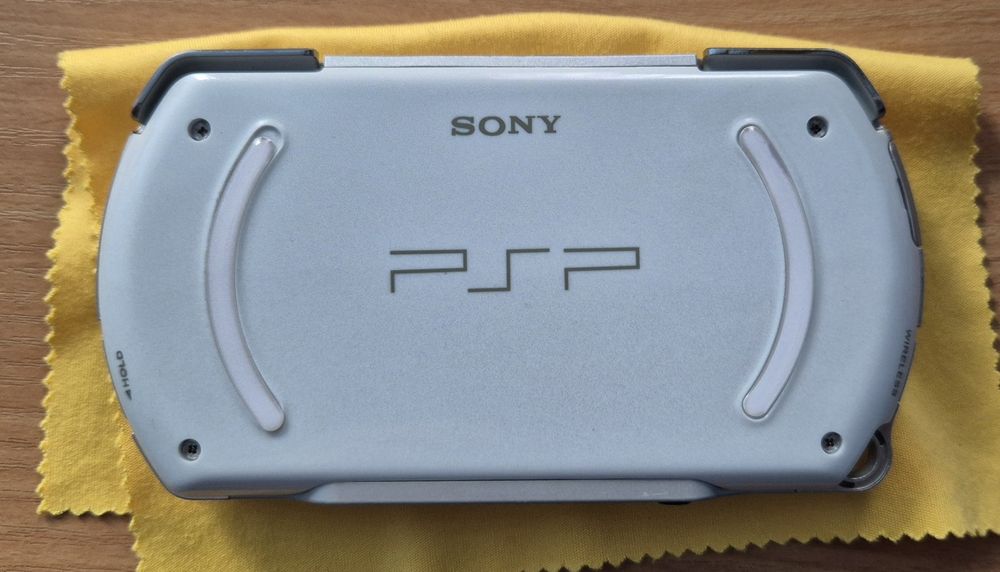 Vând/Schimb Playstation Portable Go (PSP GO)