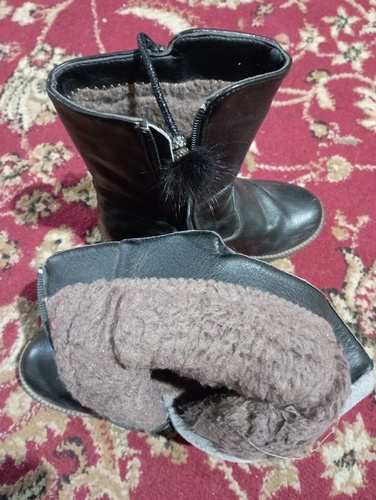 Продам зимние сапожки девочковые