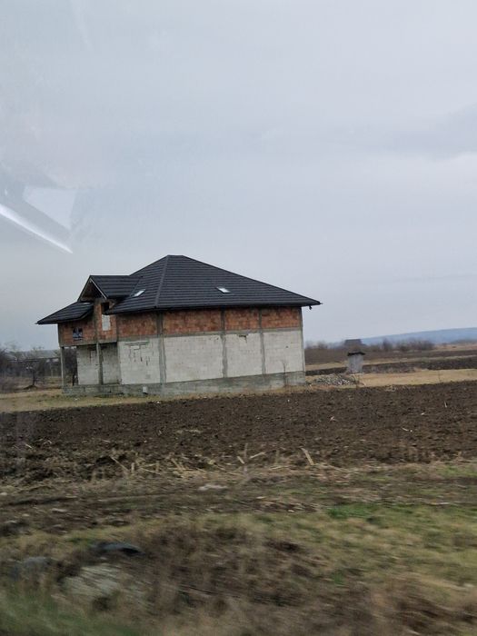 Casa de vanzare la rosu