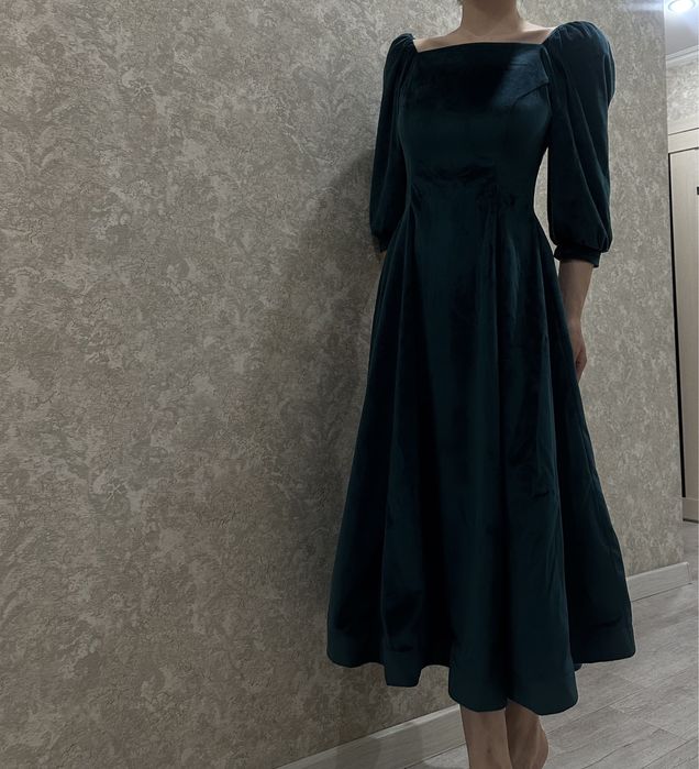 Вечернее платье в изумрудном цвете