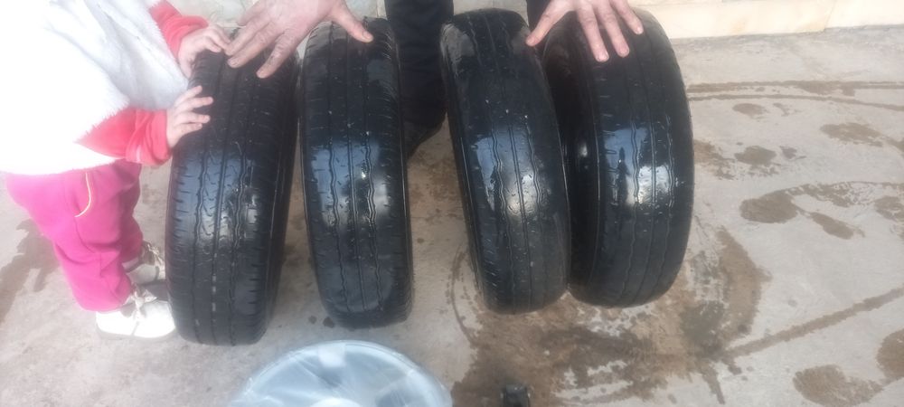 4 ta 12 damaz baloni sotiladi. Kalpaklar va damkrad