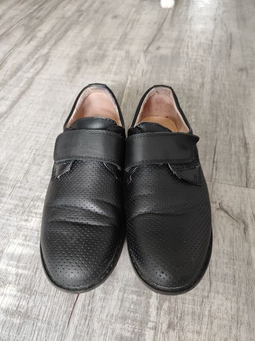 Продам школьные туфли