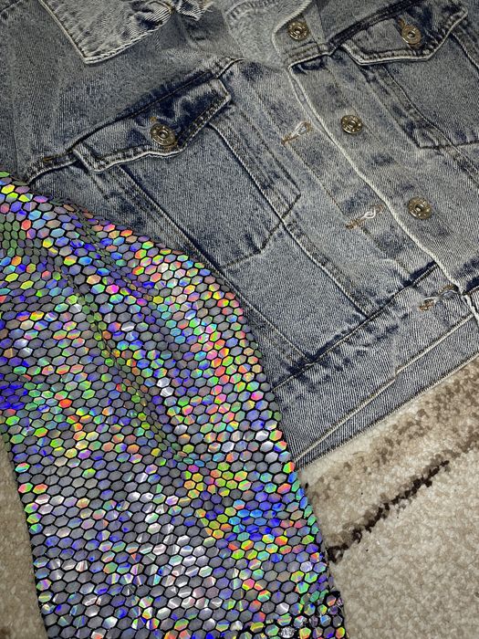 Дънково якенце с блестящи ръкави.