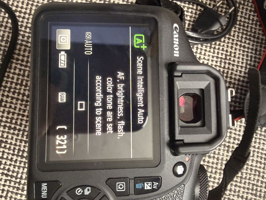 DSLR фотоапарат CANON EOS 2000D EF-S 18-55 IS 24.1 MPx, WI-FI