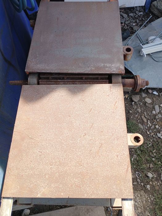 Abric cu trei cutite