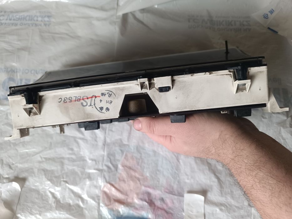 Щиток приборов на MAZDA 323