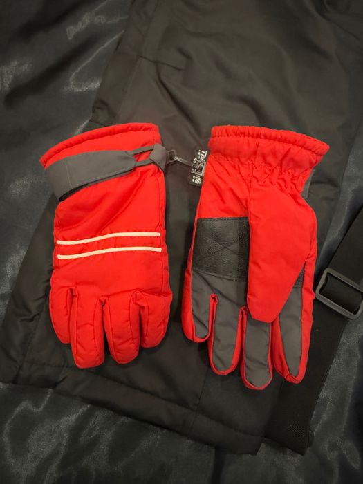 Costum ski ( jacheta, pantaloni, manusi).