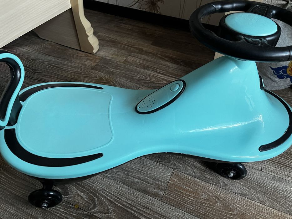 Продам детскую машинку толокар