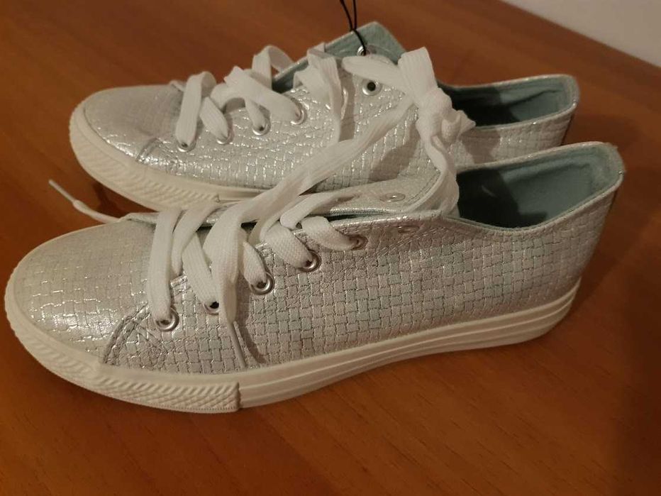 Tenesi/Sneakersi Chica 10,marimea 39,noi.70 lei