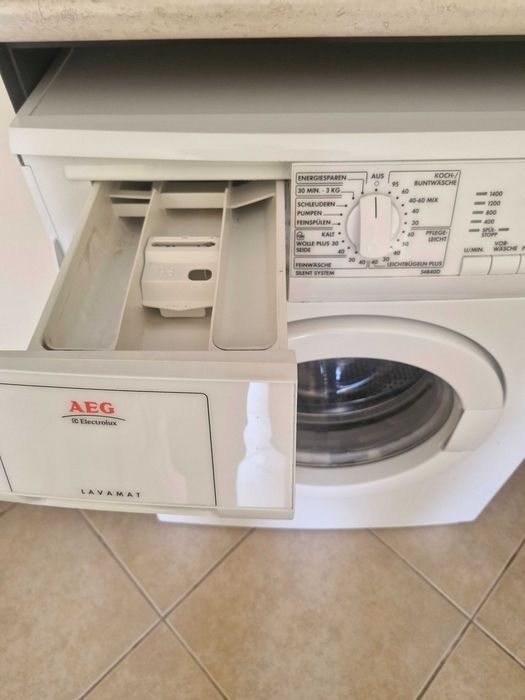 Продава се пералня AEG