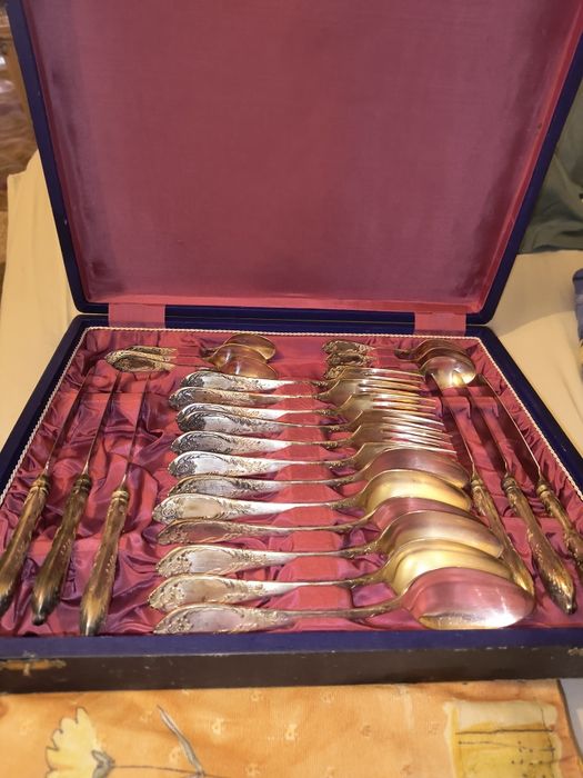 Set de tacâmuri argintate.
