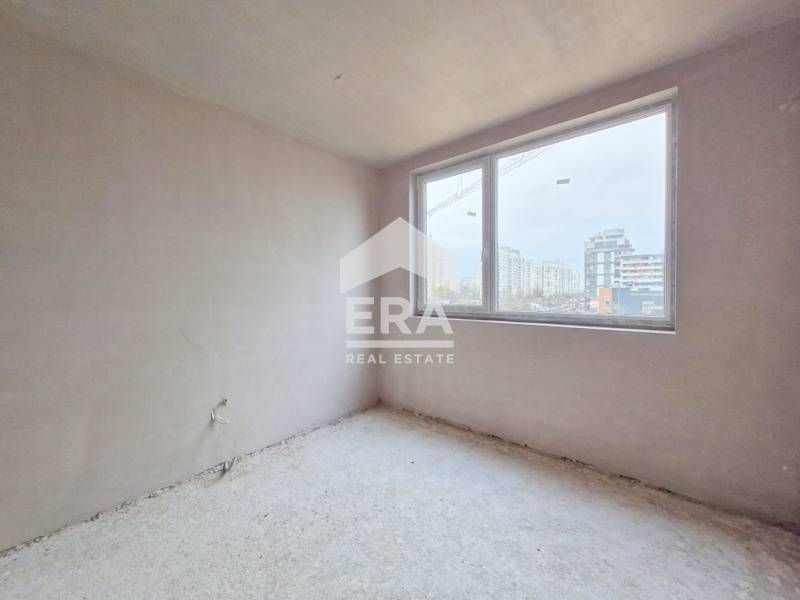 Ера Надежда продава южен тристаен до метростанция "Люлин".