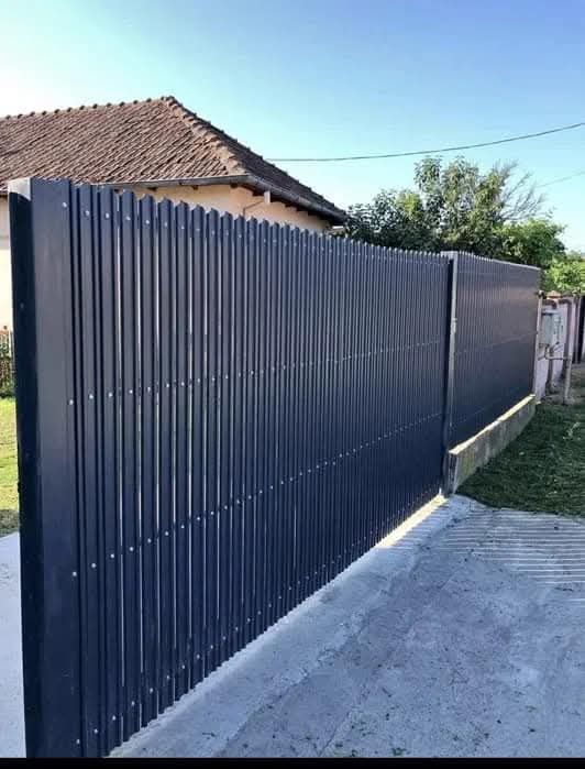 Garduri si porti din panouri stil jaluzele, sipca metalica, tabla cutata, plasa bordurata, fier forjat, BCA sau beton si alte modele disponibile