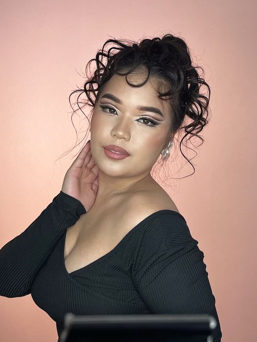 Макияж,прическа выезд есть