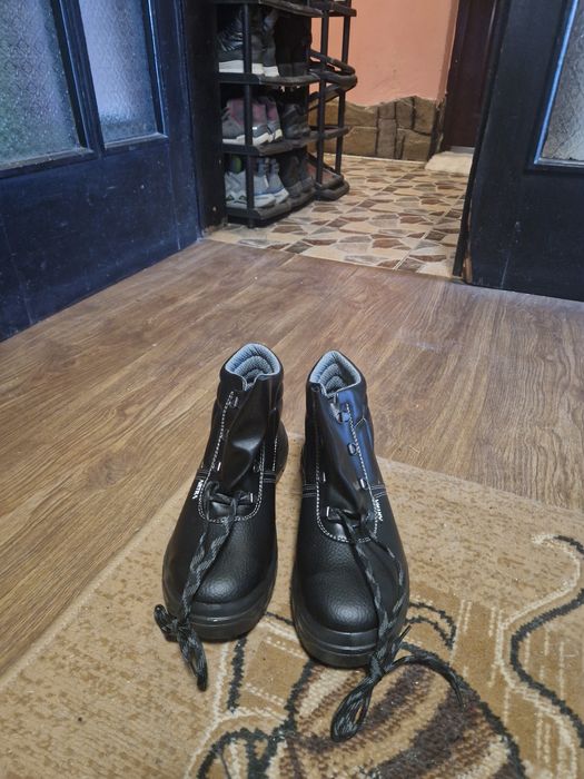 Продавам нови работни обувки