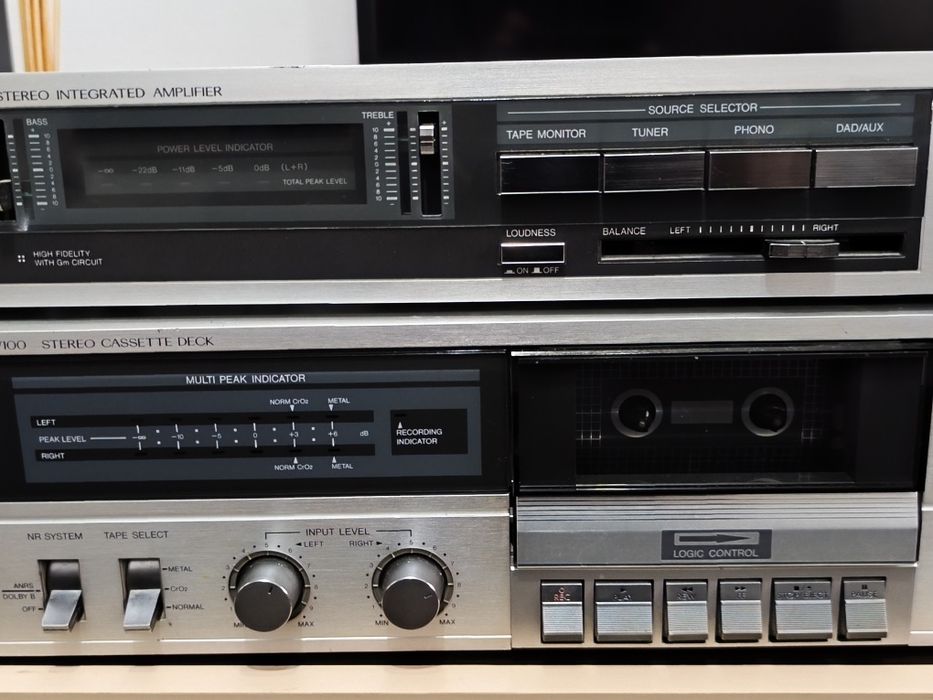 Linie JVC compusă din amplificator și Deck