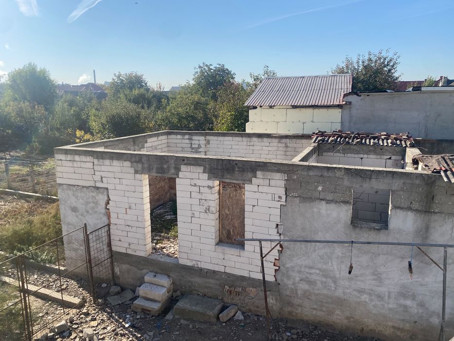 Vand constructie la rosu . 750 mp teren intravilan