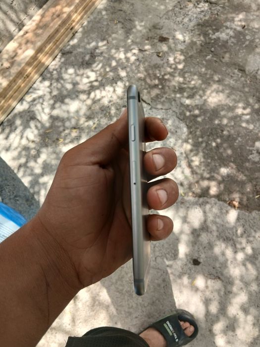 IPhone 8 pe spate scrie iPhone s