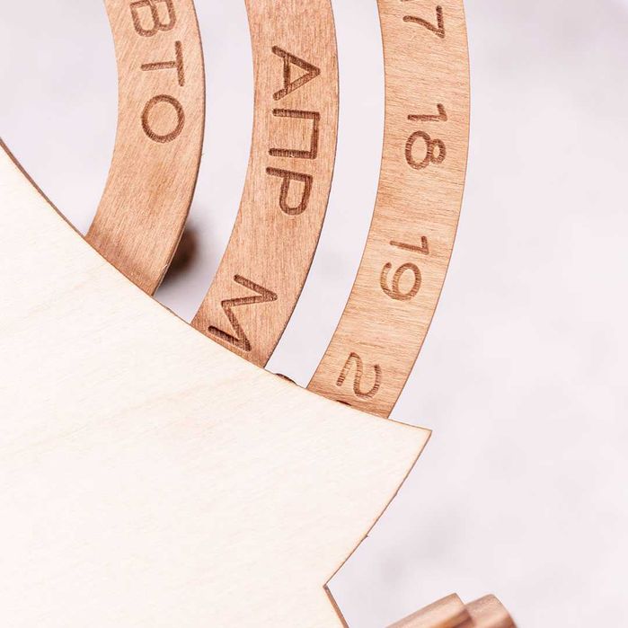 Дървен вечен календар