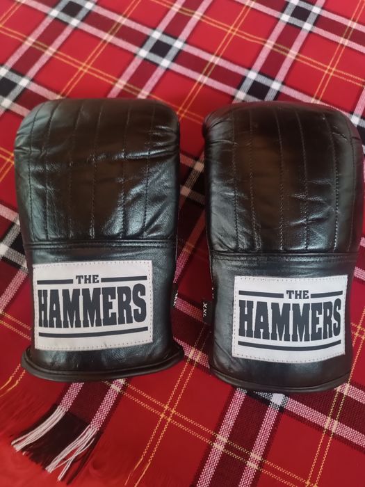 Боксови ръкавици... Уредни.