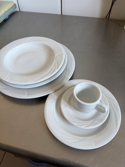 Masa stejar, scaune, farfurii